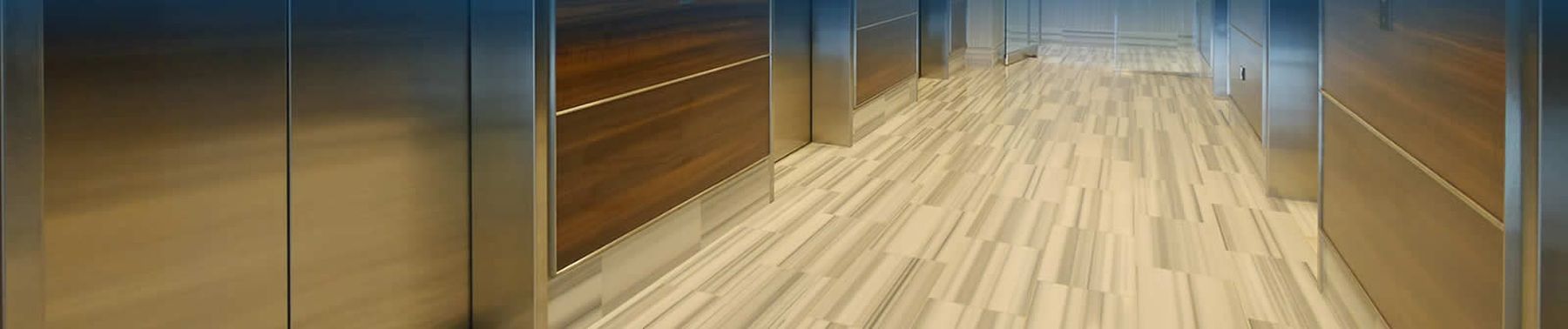 Cabina de ascensor con acabados en madera vista desde el interior