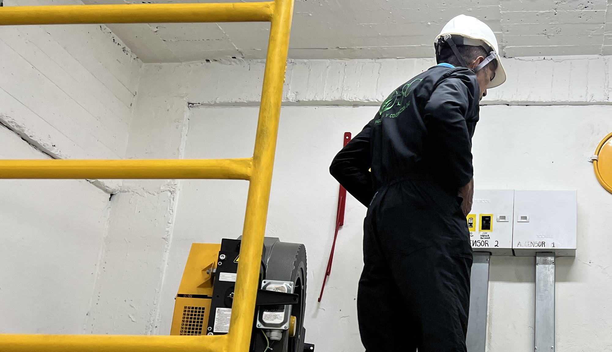 Máquina de tracción y equipo de ascensor en cuarto de máquinas durante trabajos de instalación