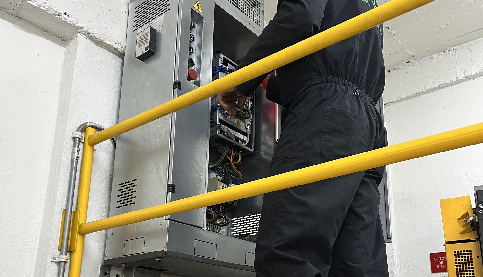 T&eacute;cnico de Elevascensor interviniendo el tablero de control de un ascensor durante una atenci&oacute;n de falla